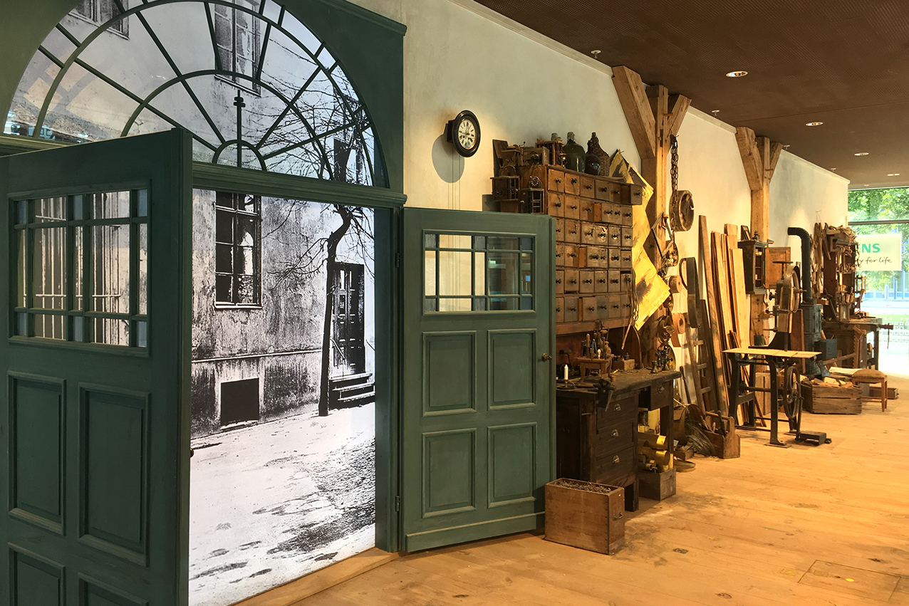 In order to give Werner von Siemens energy a space so one could imagine looking over his shoulder when he worked, meticulous detailed work has been put into the exhibition Werner’s Garage