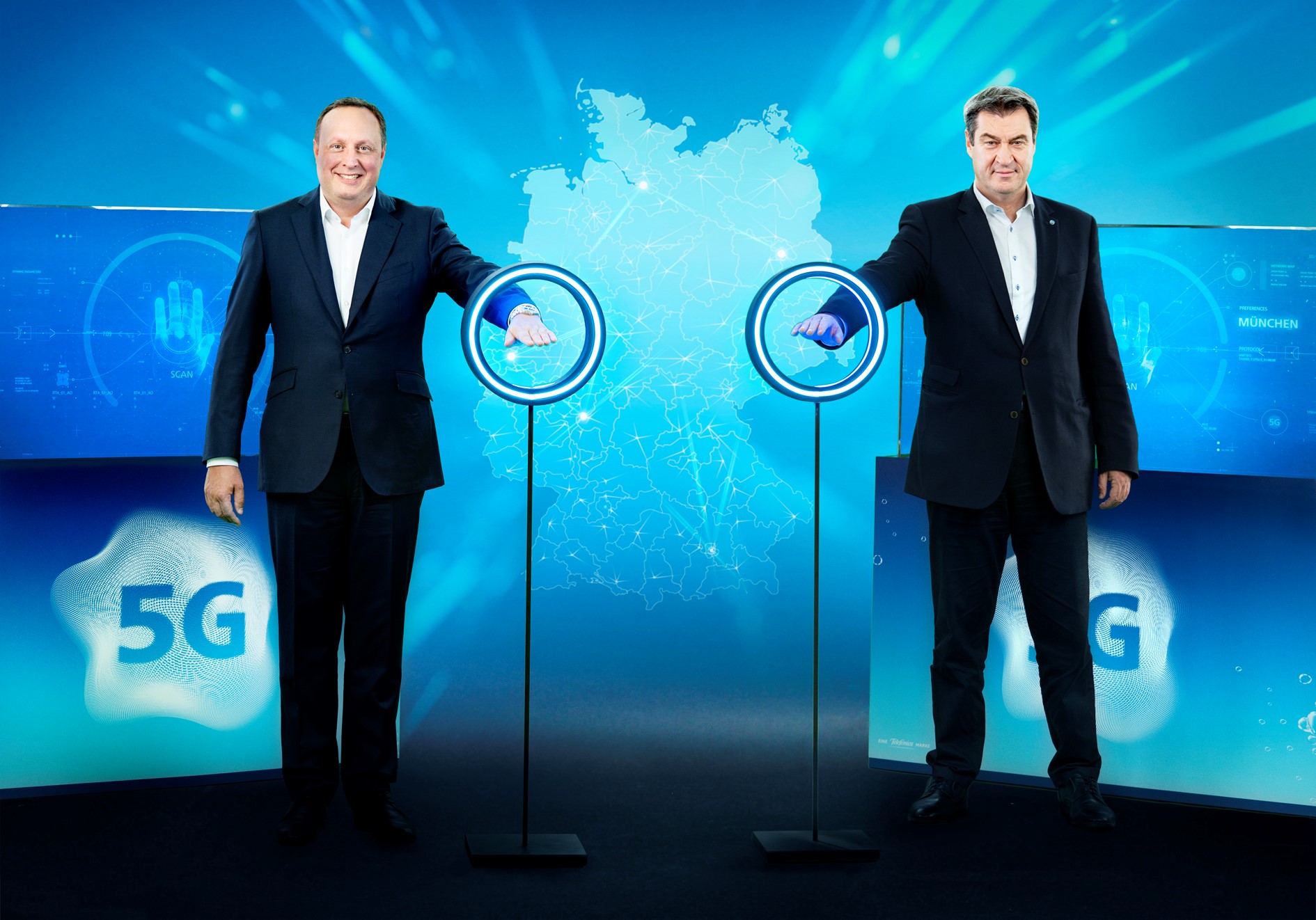 Markus Haas CEO Telefonica Deutschland und Ministerpräsident Bayern Markus Söder schalteten zusammen das O2 5G-Netz an.